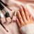 Manicure francuski: elegancja, trendy i jak wykonać krok po kroku